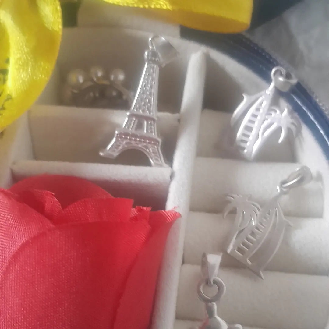 Eiffel Tower Pendant - Prize-Wear Jewelry